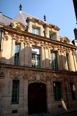 Retracez les lieux de vie de la philosophe Simone de Beauvoir à Rouen. Découvrez le lycée où elle a enseigné, les bars fréquentés et l'appartement où elle a vécu. Suivez son parcours à travers la ville aux cent clochers, depuis ses études à la Sorbonne jusqu'à son départ pour Marseille.